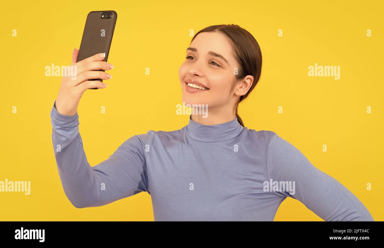 Glückliche Dame macht Selfie-Foto auf dem Smartphone, Kommunikation Stockfoto