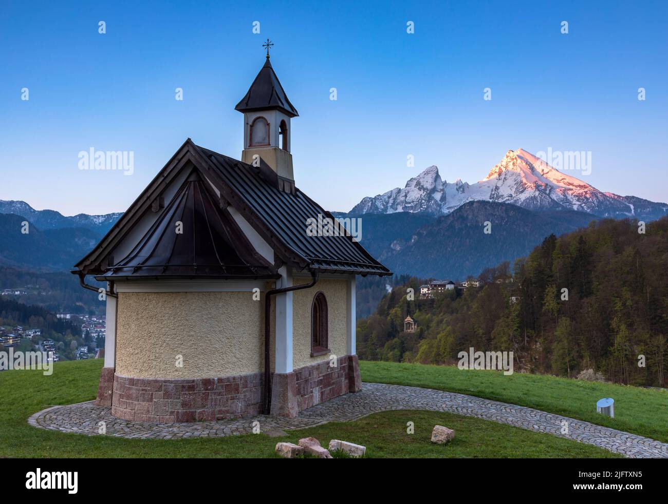 Sonnenaufgang in der Kirchleitn-Kapelle vor dem Watzmann-Berg, Berchtesgaden, Deutschland Stockfoto