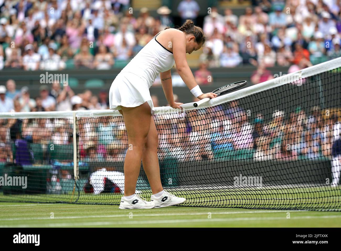 Die deutsche Jule Niemeier reagiert im Viertelfinale auf Platz 1 am 9. Tag der Wimbledon Championships 2022 beim All England Lawn Tennis and Croquet Club in Wimbledon gegen Tatjana Maria. Bilddatum: Dienstag, 5. Juli 2022. Stockfoto