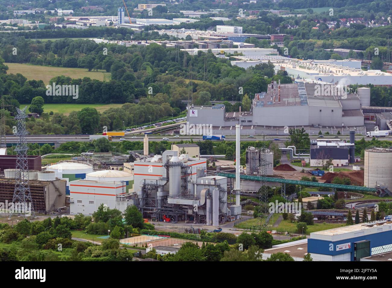 Editorial: HAGEN, NORDRHEIN-WESTFALEN, DEUTSCHLAND, 23. MAI 2022 - Luftaufnahme mehrerer Industrien entlang des Ruhrgebiets in Hagen von Hohensyburg aus gesehen Stockfoto