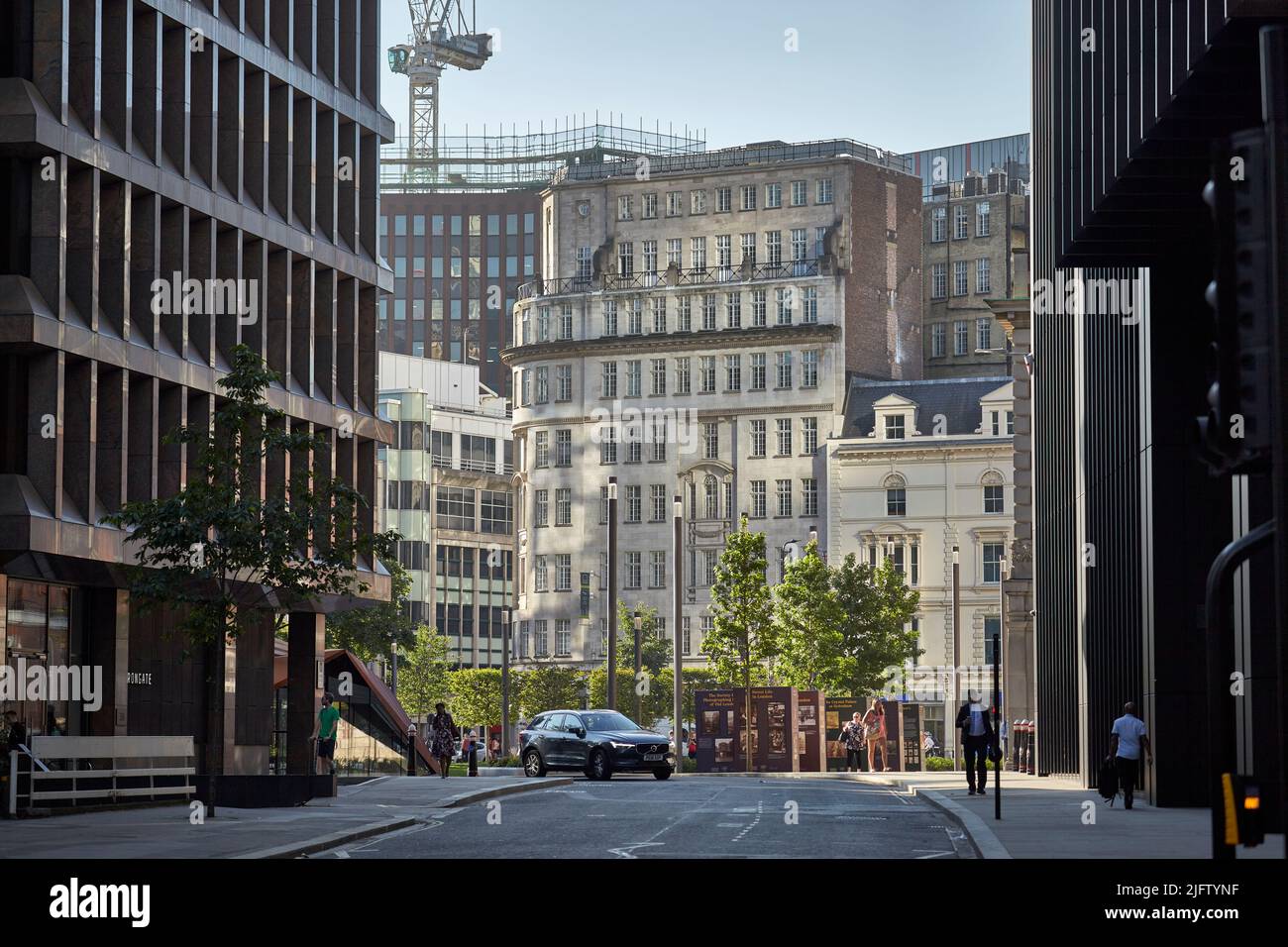 Blick vom Dukes Place zum Aldgate Square in der City of London mit Irongate House auf der linken Seite. Stockfoto