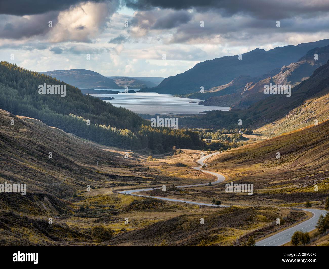 Ein Blick über die schottischen Highlands in Richtung Loch Maree, Wester Ross, Schottland, Großbritannien. Stockfoto