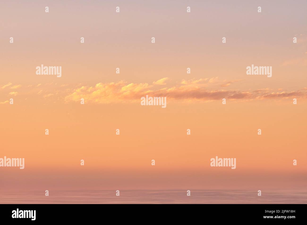Seascape kopieren Raum mit Wolken in einem orange Sonnenuntergang Himmel mit einem Copyspace Hintergrund. Ruhig, friedlich, friedlich und mit Blick auf das Zen-Meer und das Meer Stockfoto
