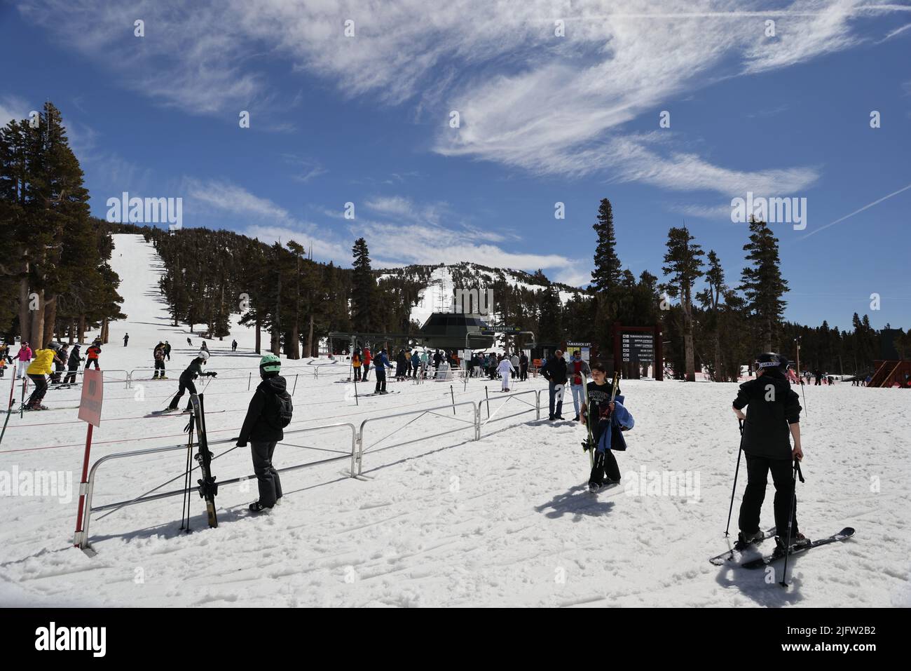Ein Blick auf die Menschen, die im Heavenly Resort in Lake Tahoe unter einem wolkenblauen Himmel Skifahren Stockfoto