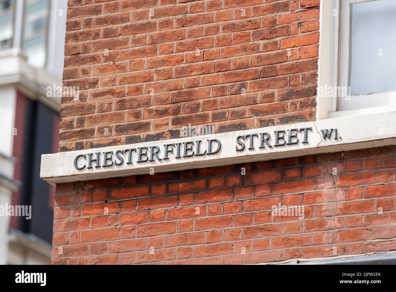 Chesterfield Street W1 Straßenschild in der City of Westminster, London, Großbritannien. Kleiner Straßenname mit aufgehobenem Schriftzug auf dem Grundstück. Stockfoto