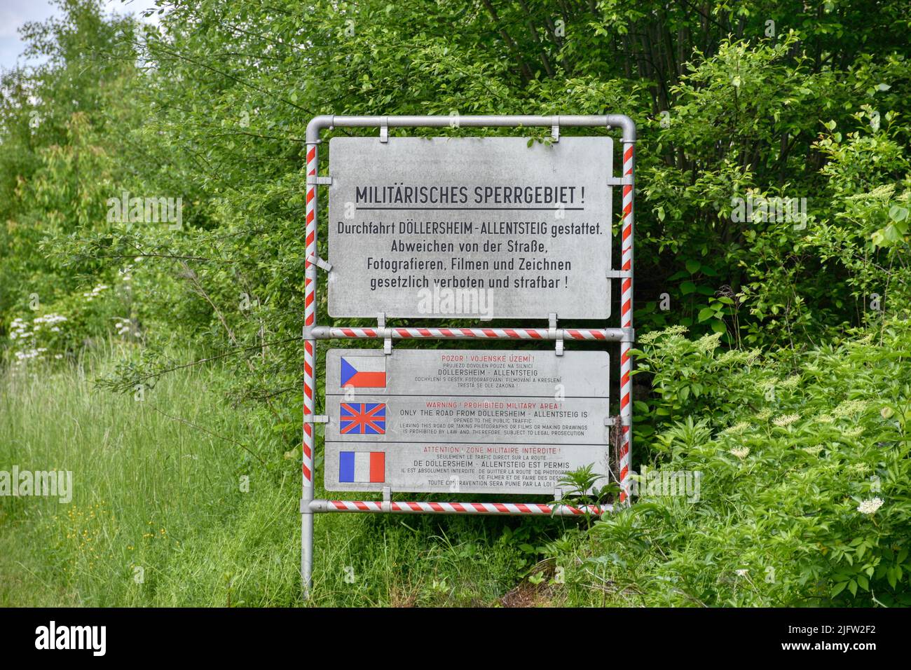 Döllersheim, Allensteig, Verbot, Tafel, Schild, Wappen, Deutsch, Englisch, Sperrgebiet, Militär, Verkehrszeichen, Lebensgefahr, Fotografieren, Fil Stockfoto