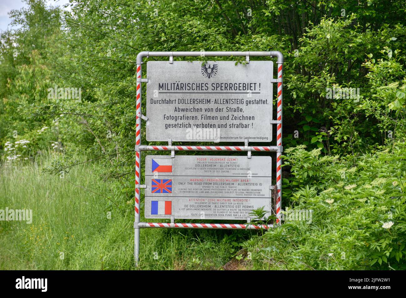 Döllersheim, Allensteig, Verbot, Tafel, Schild, Wappen, Deutsch, Englisch, Sperrgebiet, Militär, Verkehrszeichen, Lebensgefahr, Fotografieren, Fil Stockfoto