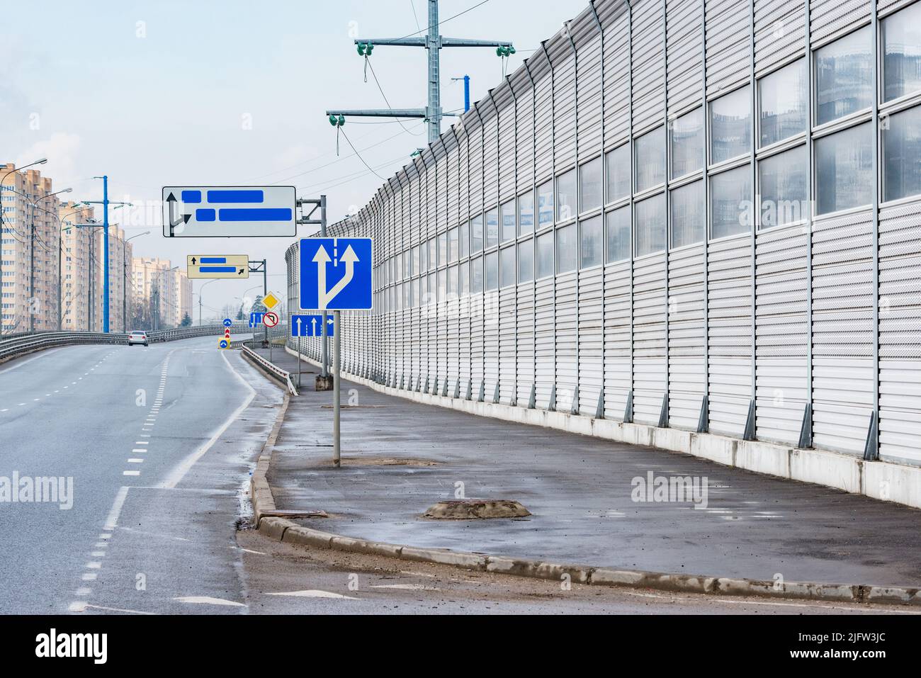 Teil der Lärmschutz Zaun entlang der Straße. Stockfoto
