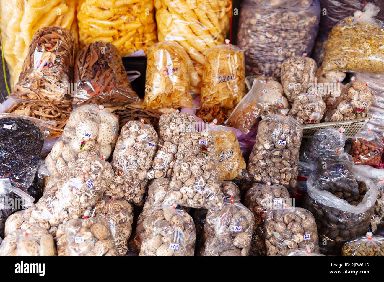 Verschiedene Verpackte Lebensmittel Zum Verkauf Auf Dem Lokalen Thai Markt Stockfoto
