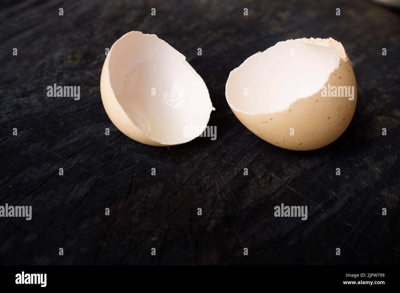 Die Eierschale liegt auf einem dunklen Küchentisch Stockfoto