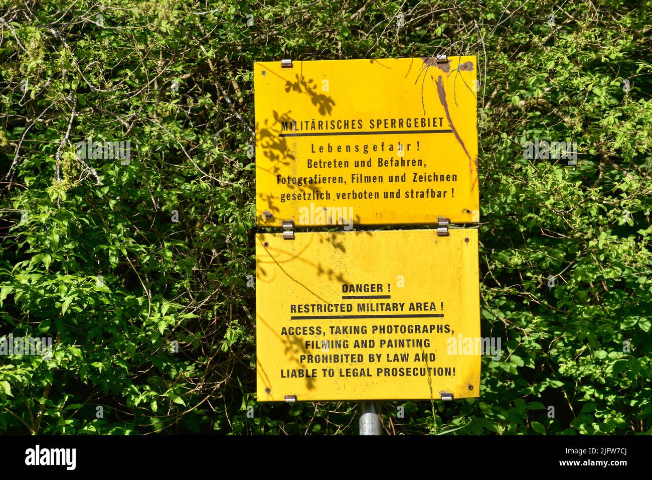 Döllersheim, Allensteig, Verbot, Tafel, Schild, Wappen, Deutsch, Englisch, Sperrgebiet, Militär, Verkehrszeichen, Lebensgefahr, Fotografieren, Fil Stockfoto