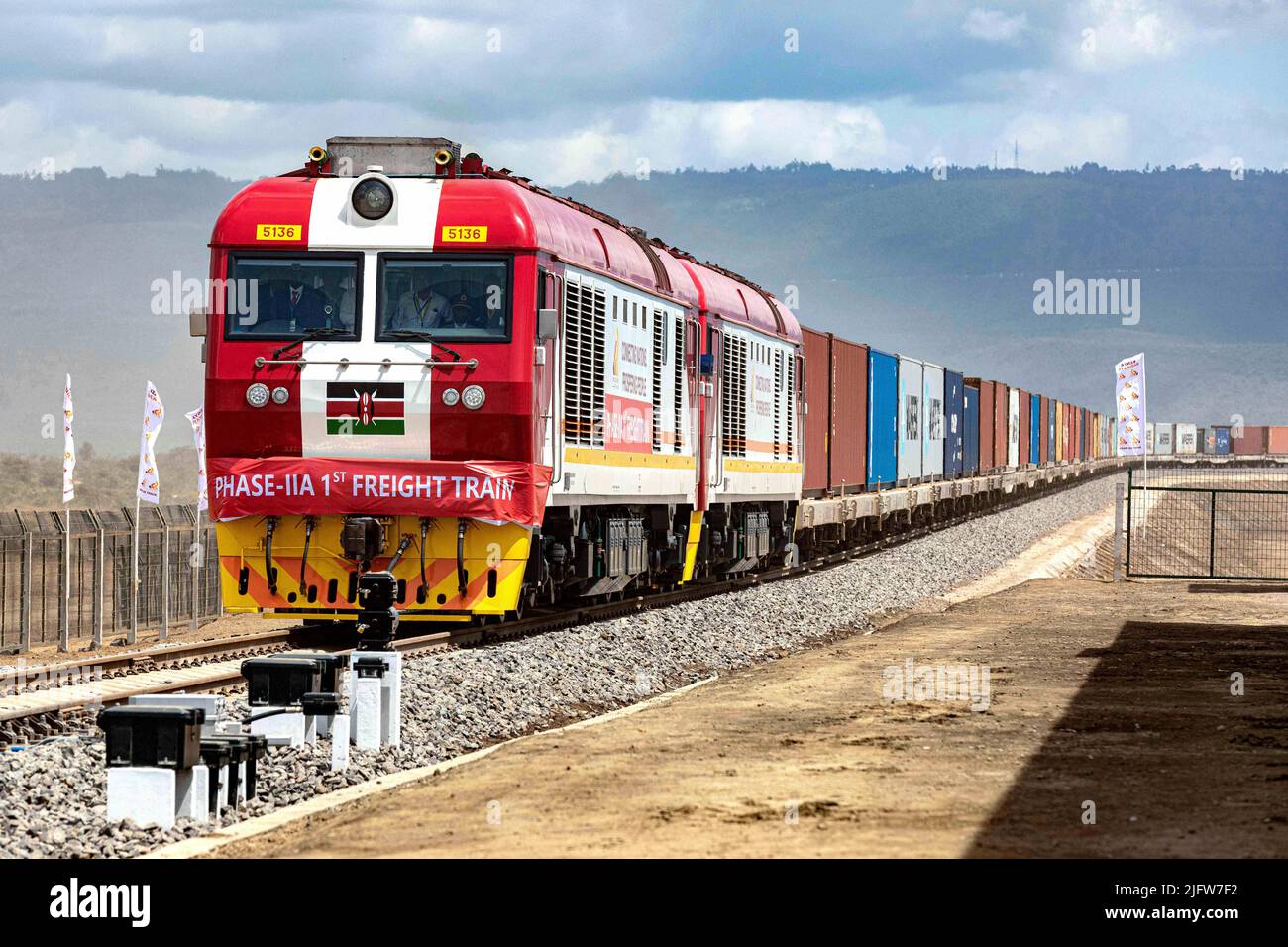 (220705) -- NAIROBI, 5. Juli 2022 (Xinhua) -- der erste Güterzug der Nairobi-Naivasha Standard Gauge Railway (SGR) kommt am 17. Dezember 2019 am Naivasha Inland Container Depot in Kenia an. Die 120km gebaute Nairobi-Naivasha-Eisenbahn ist eine Erweiterung der in China gebauten modernen Eisenbahn, die Kenias Küstenhafenstadt Mombasa mit der Hauptstadt Nairobi verbindet. Die SGR Mombasa-Nairobi, die hauptsächlich von China finanziert und von der China Road and Bridge Corporation (CRBC) errichtet wurde, begann 2014 mit dem Bau und wurde 2017 fertiggestellt. Nach Angaben von Afristar ist die Mombasa-Nairobi Standard Gauge Railway ( Stockfoto