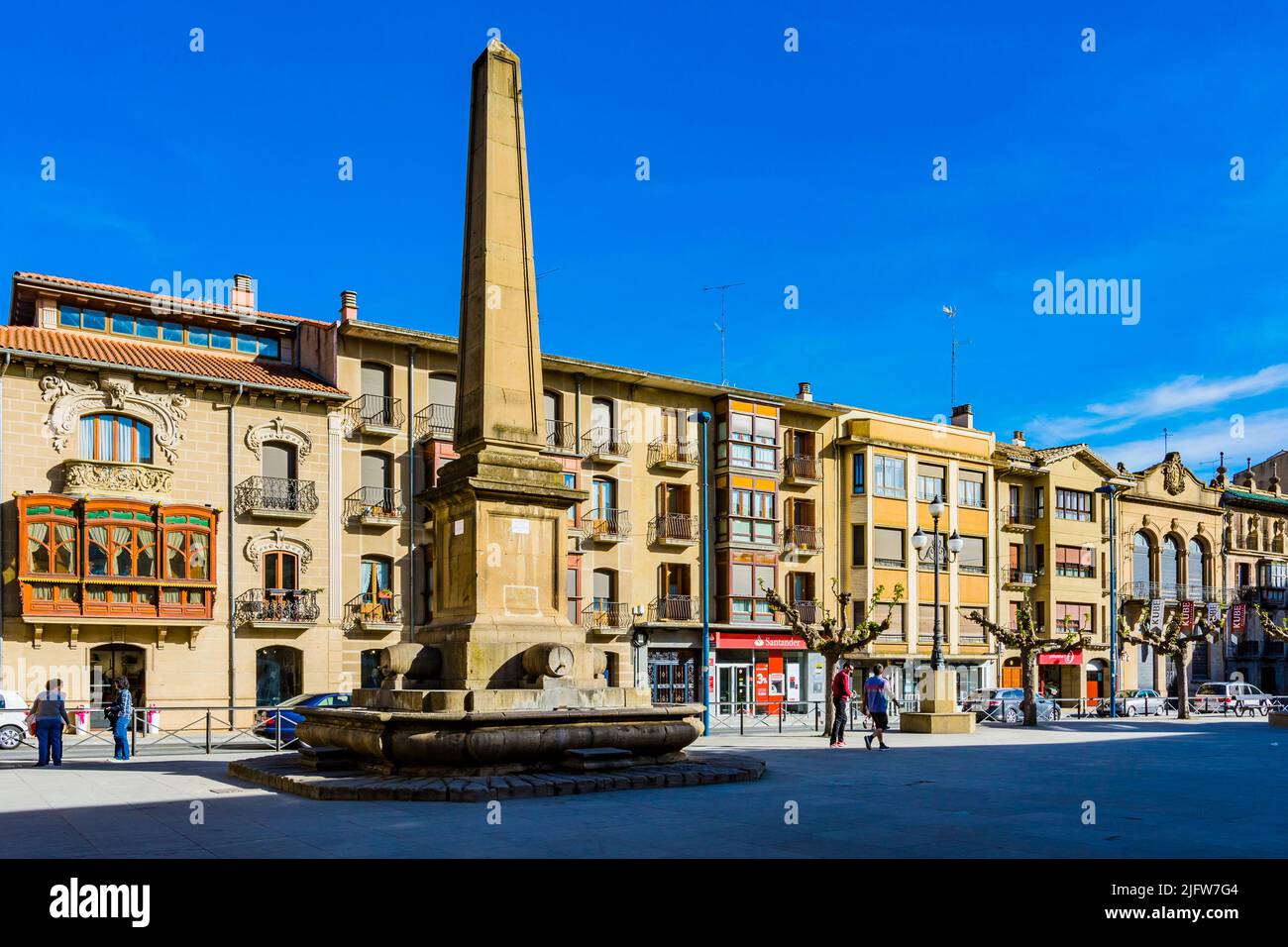 Öffentlicher Brunnen mit Obelisk. Platz San Francisco de Navarra - Plaza de Don Francisco de Navarra. Tafalla, Navarra, Spanien, Europa Stockfoto