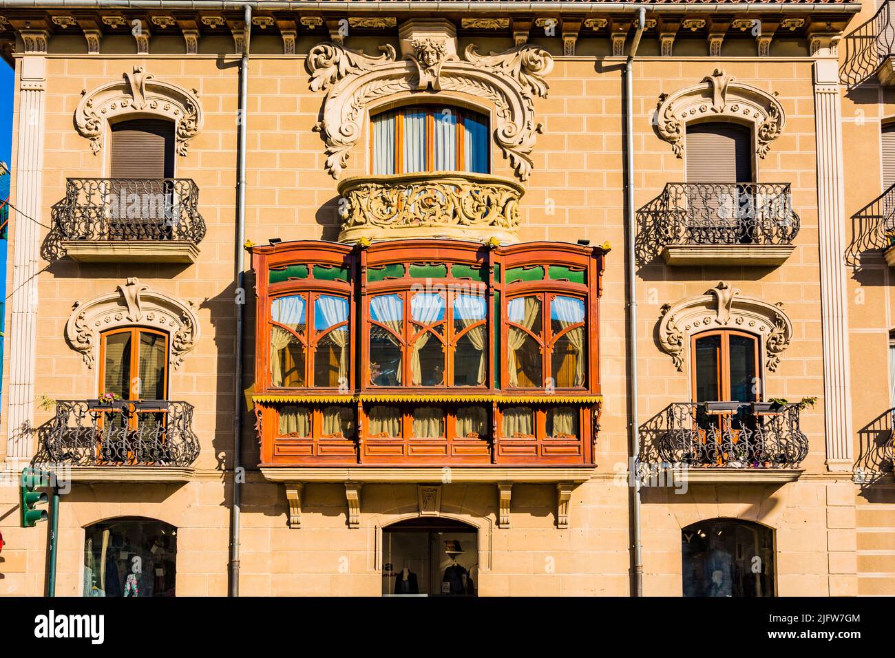 Traditioneller Geschlossener Balkon. Platz San Francisco de Navarra - Plaza de Don Francisco de Navarra. Tafalla, Navarra, Spanien, Europa Stockfoto