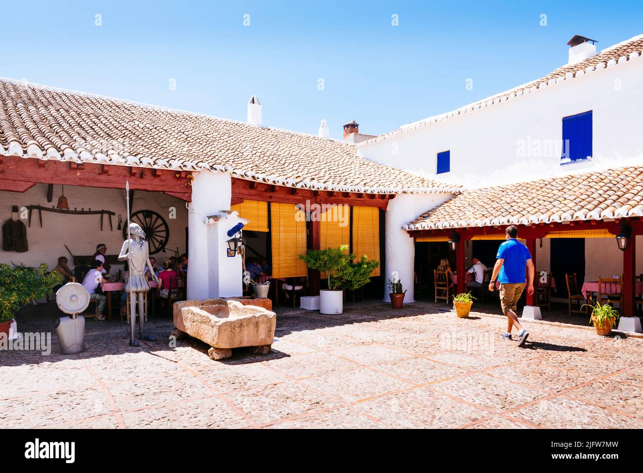 Innenhof. Venta del Quijote. Gasthäuser sind typische Gebäude von La Mancha, um ein zentrales Gebäude gebaut, mit Arkaden, Ställen, einer Taverne und Zimmern Stockfoto