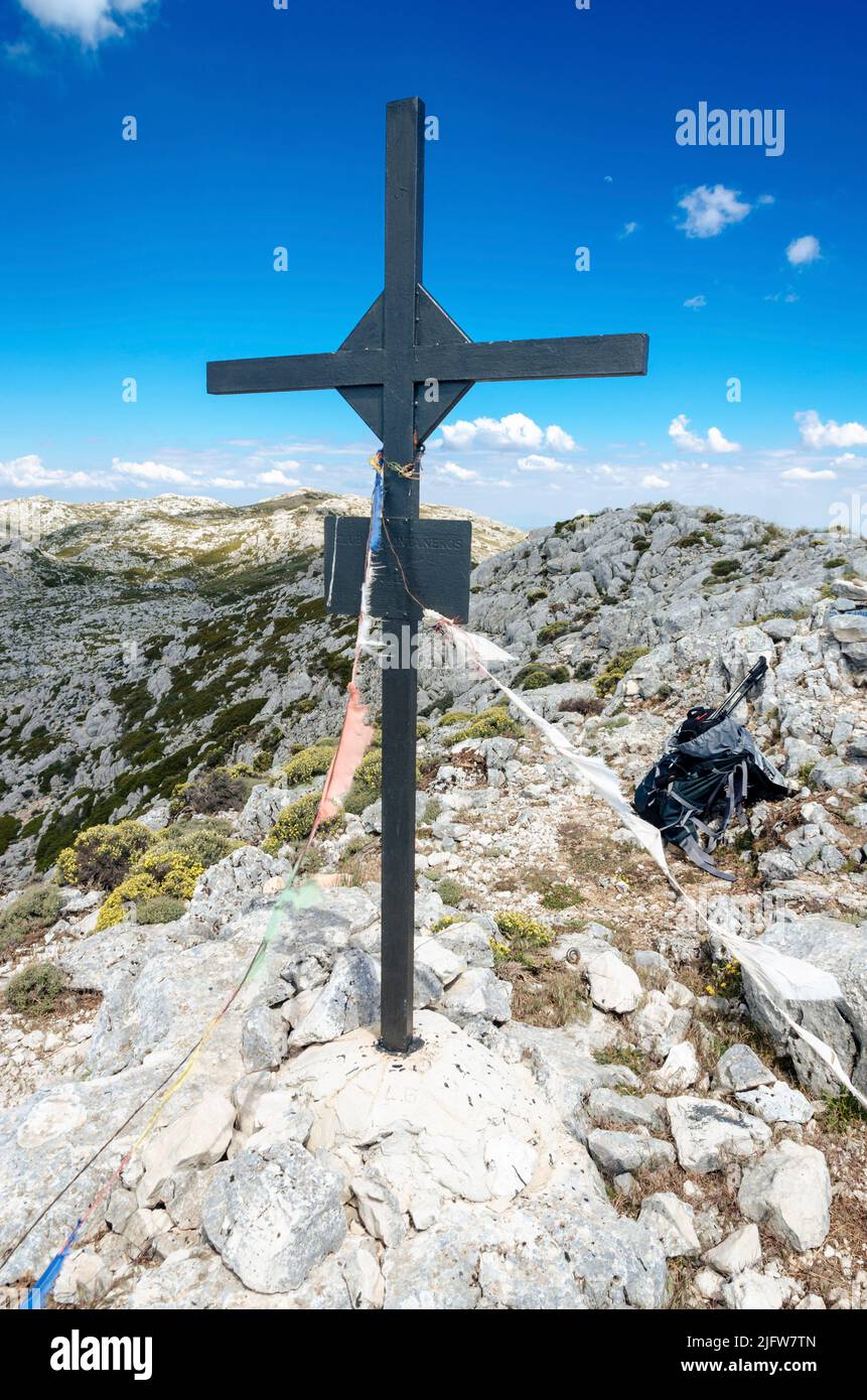 Großes Eisenkreuz auf dem Gipfel des Peña Jaén - Jaen Peak. Es ist der zweithöchste Berg der Provinz und auch der Sierra Mágina. Der Gipfel kann b Stockfoto
