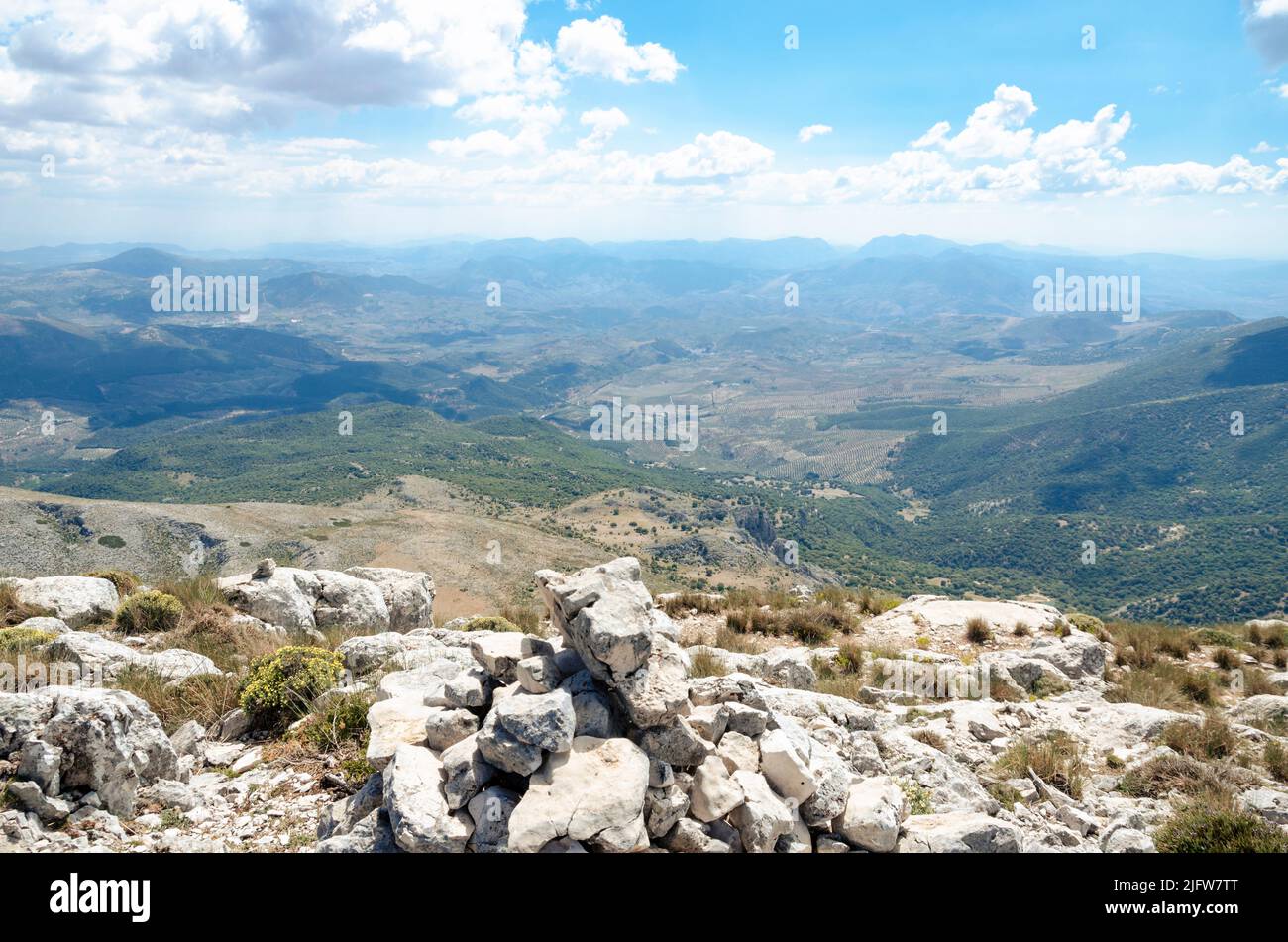Südansicht vom Gipfel des Peña Jaén - Jaen Peak. Es ist der zweithöchste Berg der Provinz und auch der Sierra Mágina. Der Gipfel kann Zugang haben Stockfoto