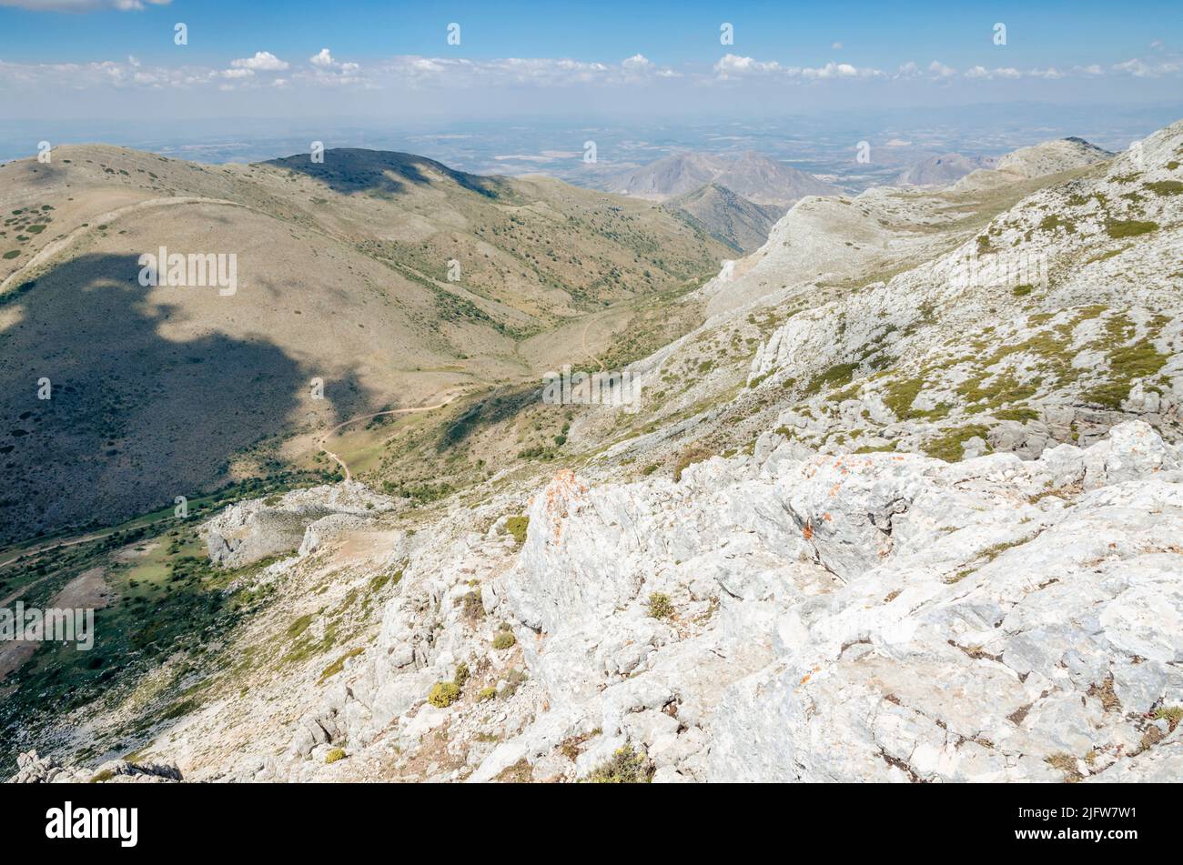 Teilweiser Panoramablick auf die Sierra Magina vom Gipfel des Peña Jaén - Jaen Peak. Es ist der zweithöchste Berg der Provinz und auch der Sierra Má Stockfoto