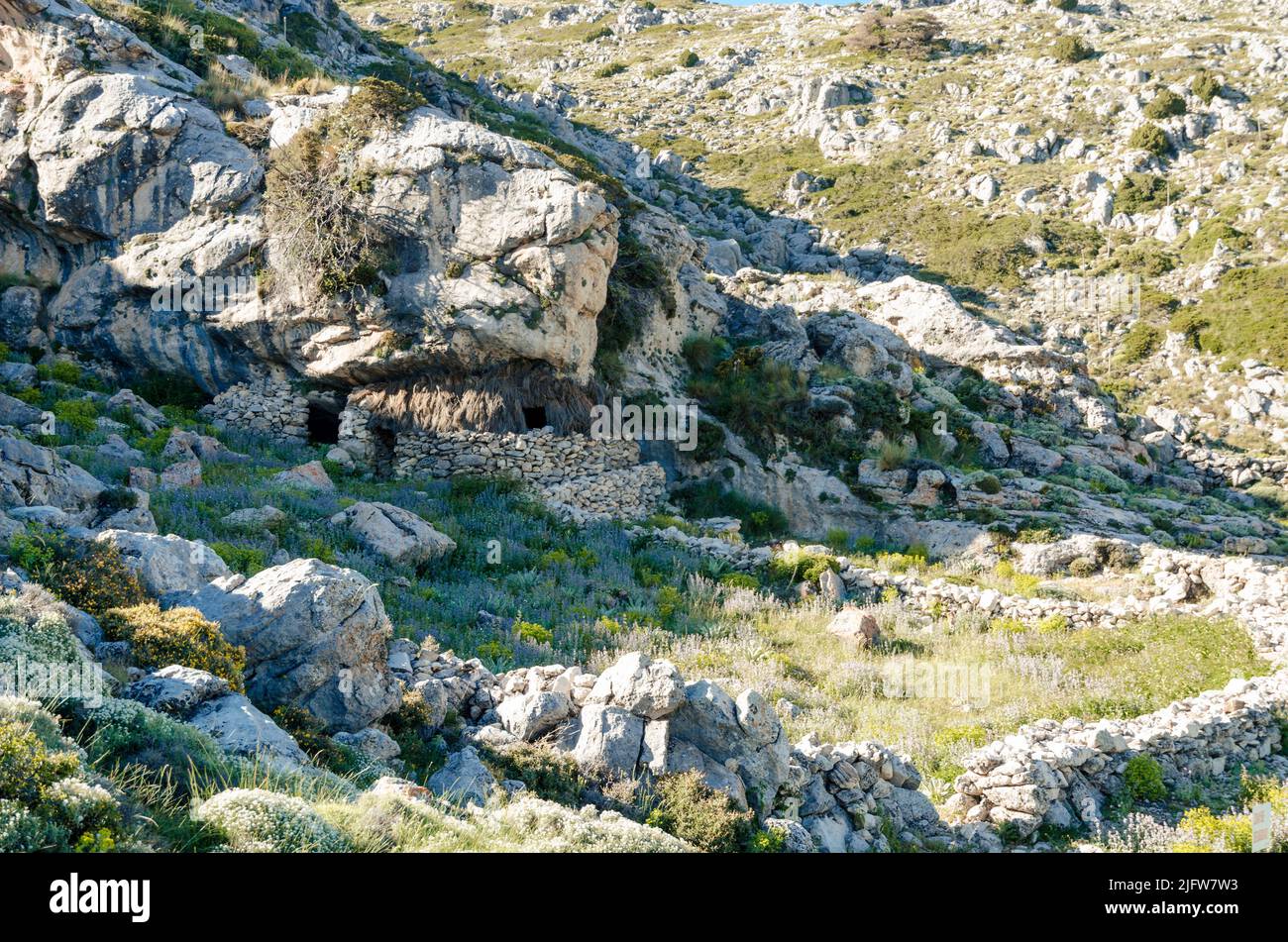 Alte Hütte von transhumanten Hirten und Steinkorralen für Rinder. Naturpark Sierra Magina. Huelma, Jaén, Andalucía, Spanien, Europa Stockfoto