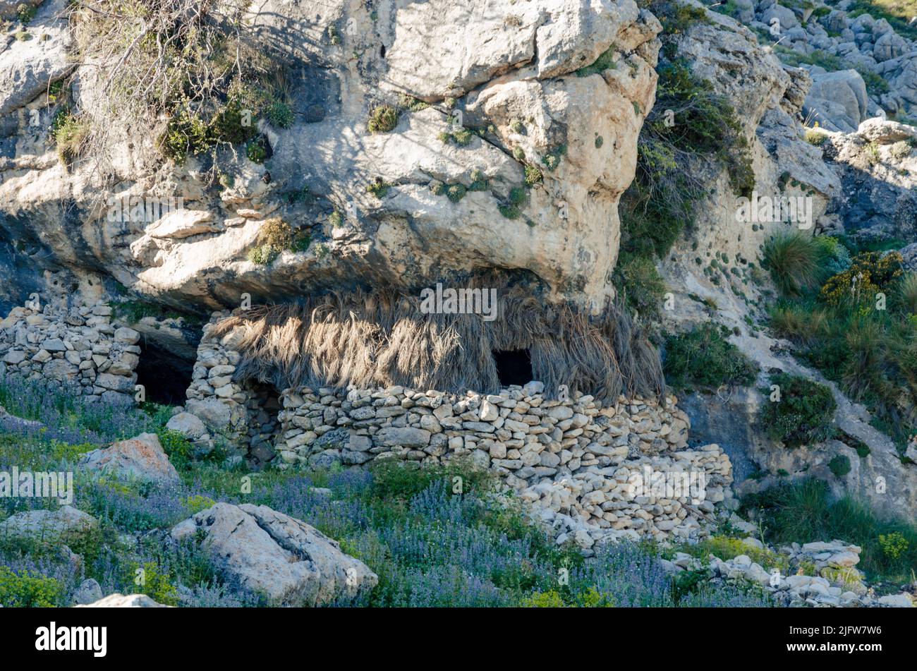 Alte Hütte von transhumanten Hirten und Steinkorralen für Rinder. Naturpark Sierra Magina. Huelma, Jaén, Andalucía, Spanien, Europa Stockfoto