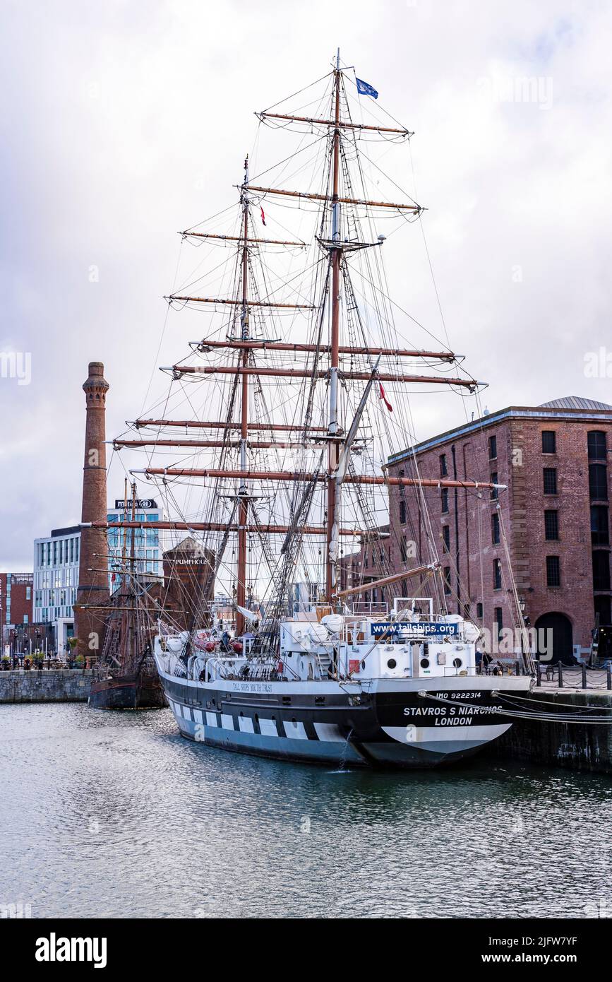 The Pumphouse, klassisches Pub, Tall Ship Youth Trust Stavros S Niarchos und Merseyside Maritime Museum. Liverpool, Merseyside, Lancashire, England, Vereinigt Euch Stockfoto