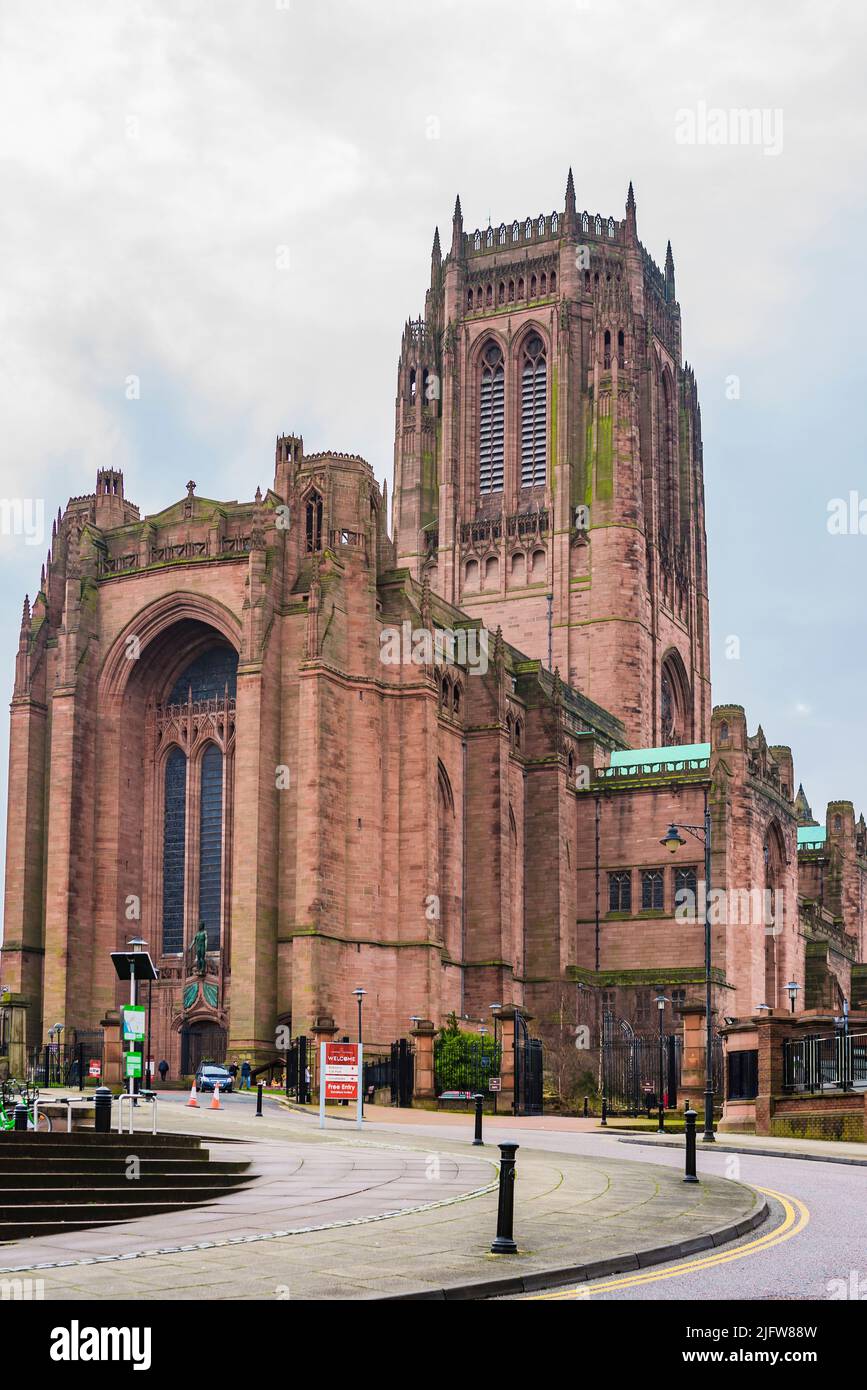 Die Liverpool Cathedral ist die Kathedrale der anglikanischen Diözese Liverpool, die auf dem St. James's Mount in Liverpool erbaut wurde und Sitz des Bischofs von Liver ist Stockfoto
