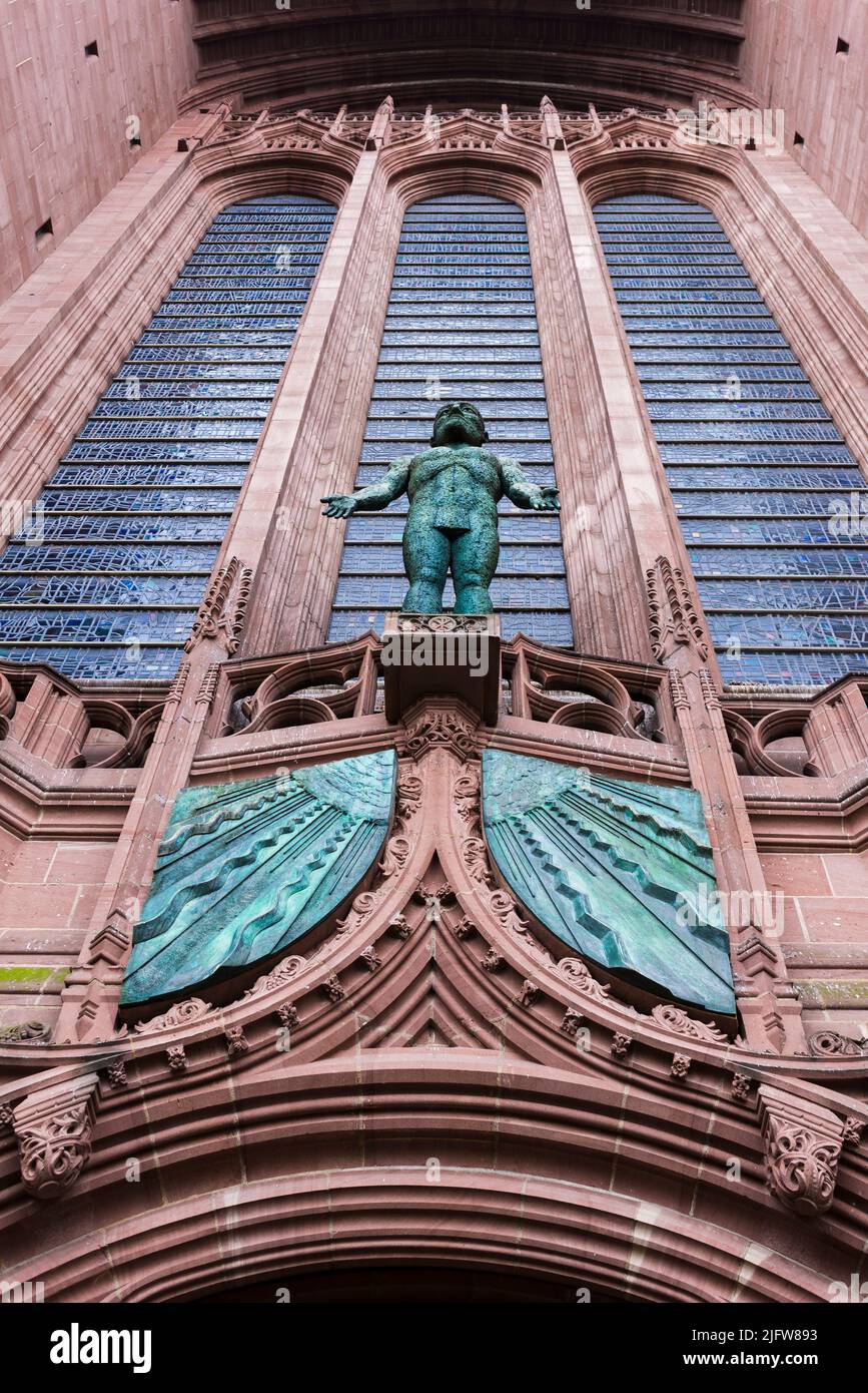 Über der Außenseite der Westtür der Kathedrale wurde der einladende Christus, eine große Bronzeskulptur von Dame Elisabeth Frink, installiert.Liverpool Cat Stockfoto