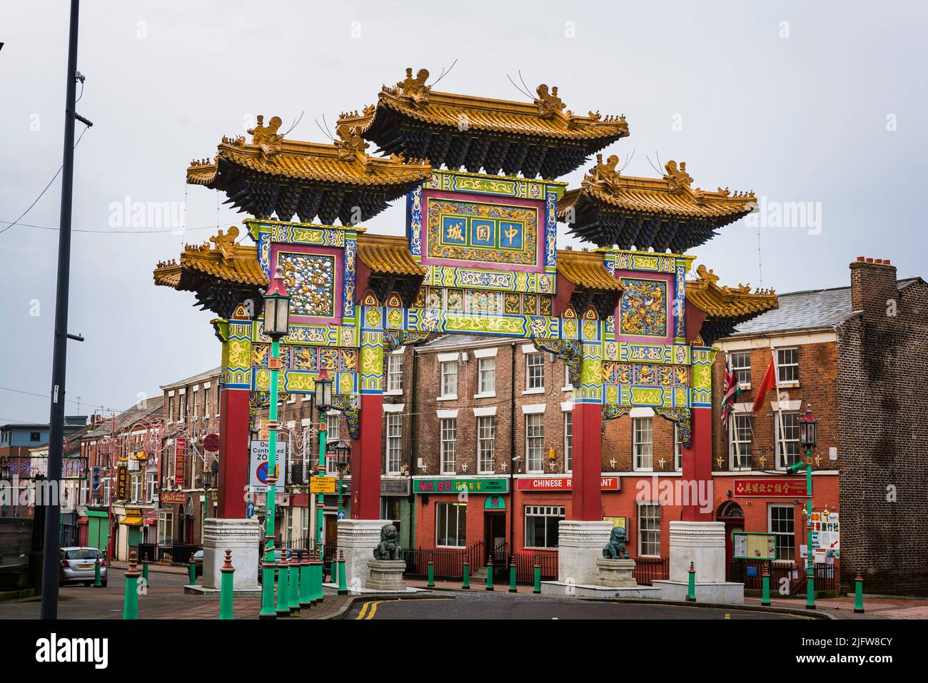 Chinatown Gate, Nelson Street. Chinatown ist ein Gebiet von Liverpool, das eine ethnische Enklave ist, in der die älteste chinesische Gemeinschaft in Europa beheimatet ist. Liverpool, Stockfoto