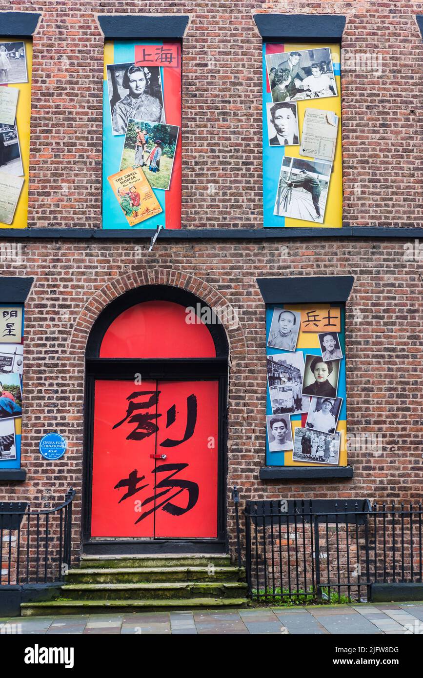 Gebäudefassade in Chinatown mit Gemeinschaftsfotos im Fenster, Duke Street. Chinatown ist ein Gebiet von Liverpool, das eine ethnische Enklave ist, in der es sich befindet Stockfoto