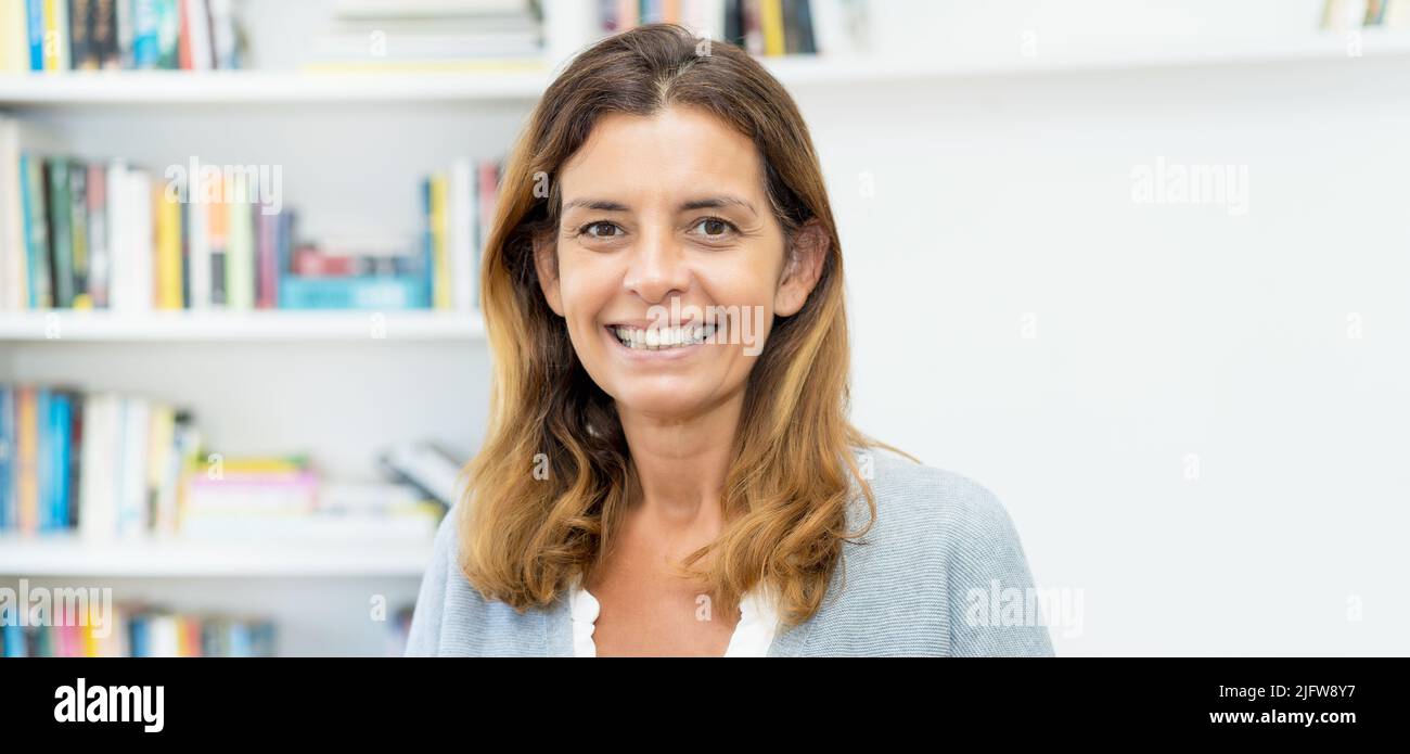 Portrait der erwachsenen Lehrerin zuhause Stockfoto