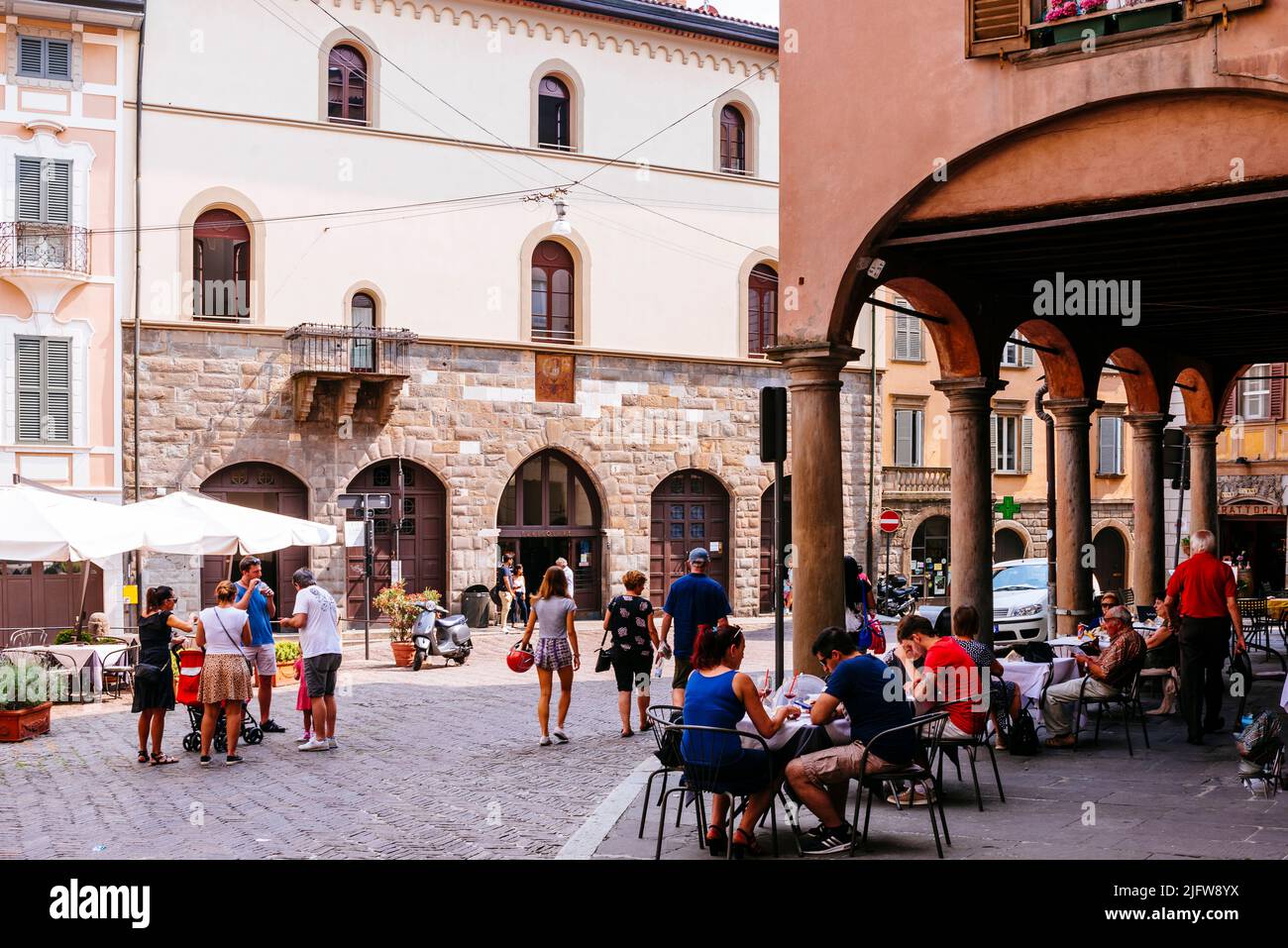 Terrasse auf der ruhigen Piazza Mercato delle Scarpe, Oberstadt, Città alta. Bergamo, Lombardei, Italien, Europa Stockfoto