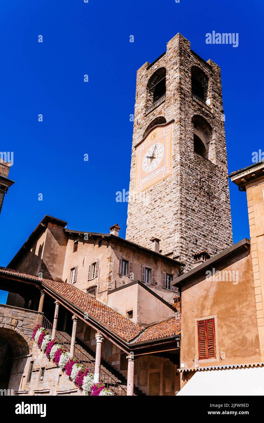 Der Bürgerturm - Torre Civica, bekannt unter dem Namen Campanone, ist ein historisches Denkmal der Stadt Bergamo. Der Campanone ist Teil des Netzwerks Stockfoto