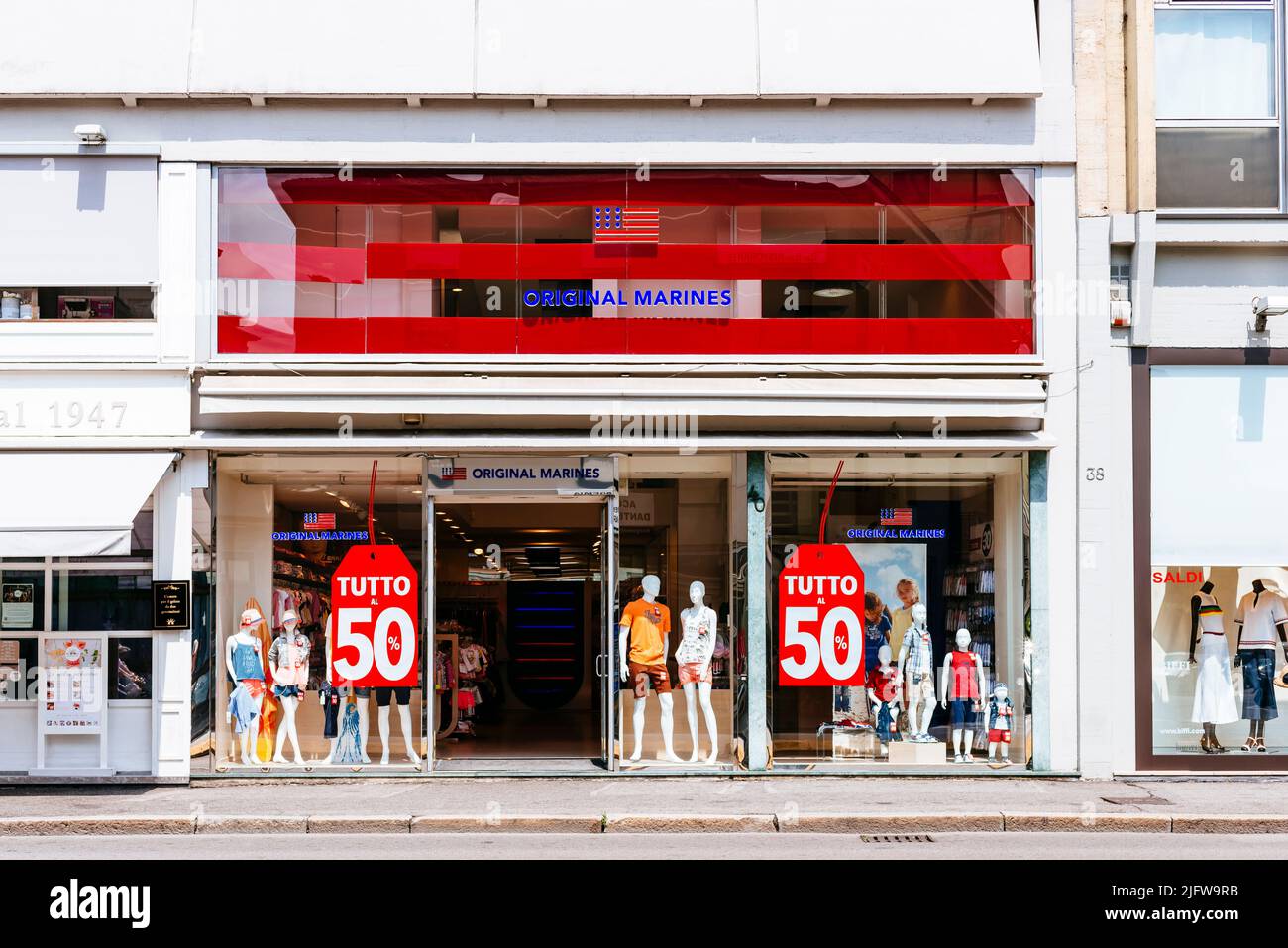 50 % Rabatt erhöht den prozentualen Rabatt auf der Anzeige des Geschäftsfensters. Bergamo, Lombardei, Italien, Europa Stockfoto