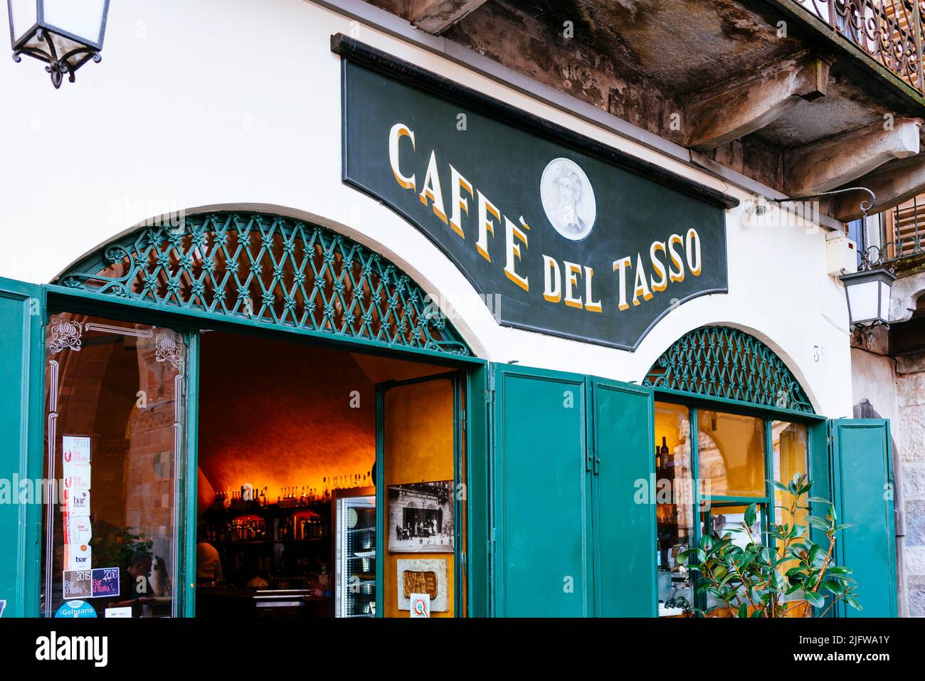 Das Caffè del Tasso ist ein historischer Ort an der zentralen Piazza Vecchia der Oberstadt Bergamo. Die ersten Nachrichten über die Caffè del T Stockfoto