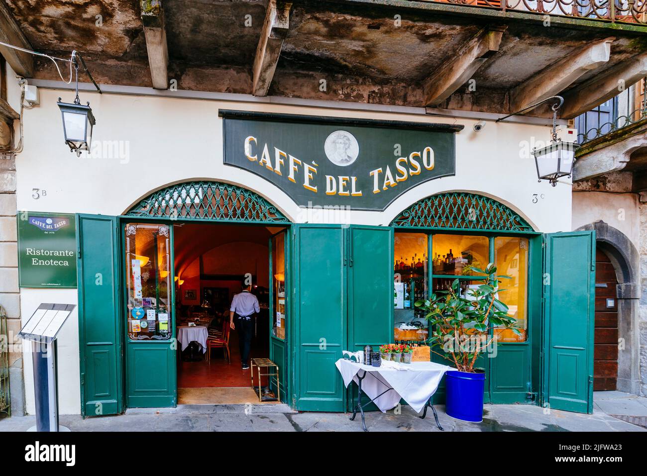 Das Caffè del Tasso ist ein historischer Ort an der zentralen Piazza Vecchia der Oberstadt Bergamo. Die ersten Nachrichten über die Caffè del T Stockfoto
