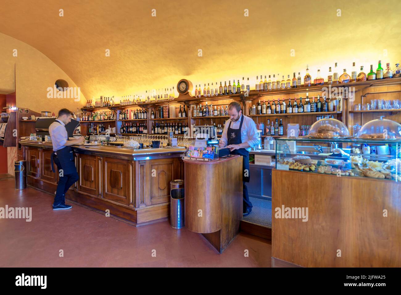 Das Caffè del Tasso ist ein historischer Ort an der zentralen Piazza Vecchia der Oberstadt Bergamo. Die ersten Nachrichten über die Caffè del T Stockfoto