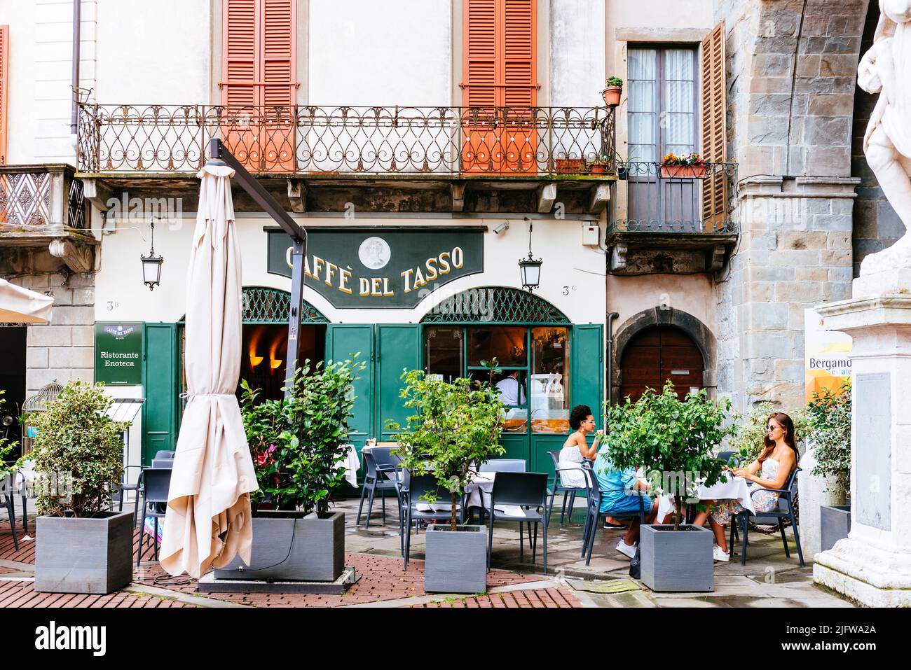 Das Caffè del Tasso ist ein historischer Ort an der zentralen Piazza Vecchia der Oberstadt Bergamo. Die ersten Nachrichten über die Caffè del T Stockfoto