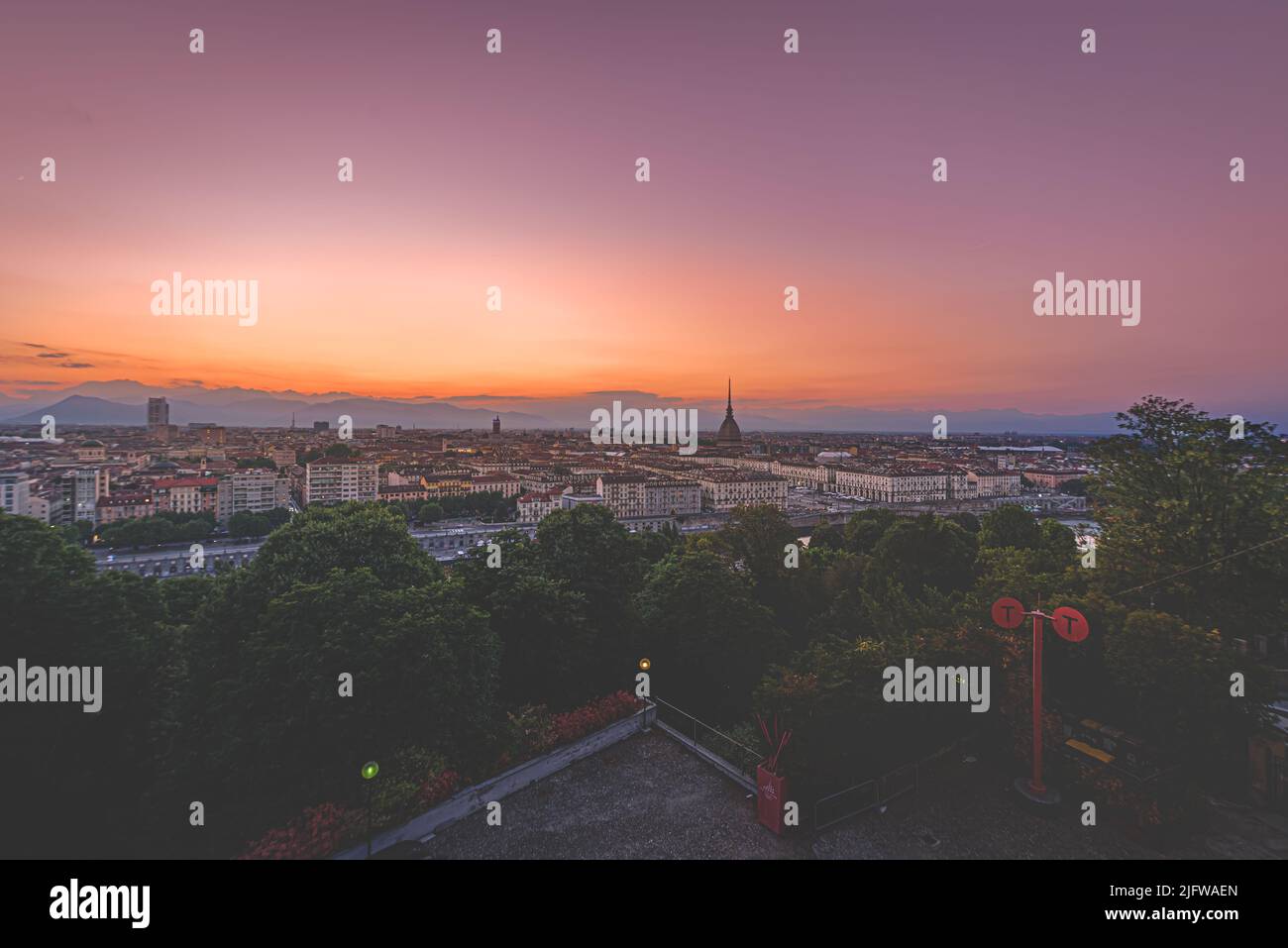 Turin, Italien. Panoramablick auf die Stadt am Abend nach Sonnenuntergang. Skyline mit dem Maulwurf am Abend. 1. Juli 2022. Stockfoto