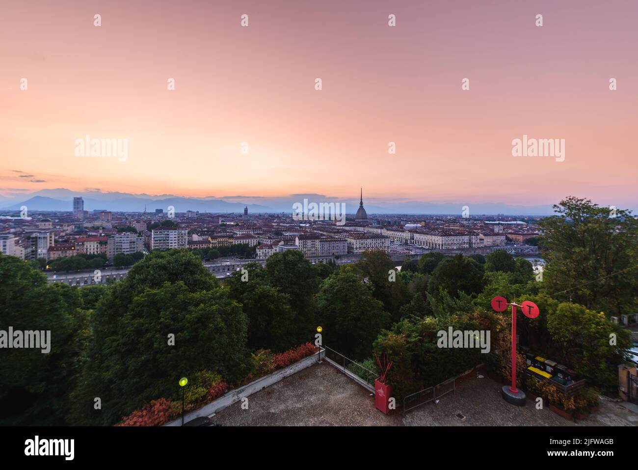 Turin, Italien. Panoramablick auf die Stadt am Abend nach Sonnenuntergang. Skyline mit dem Maulwurf am Abend. 1. Juli 2022. Stockfoto