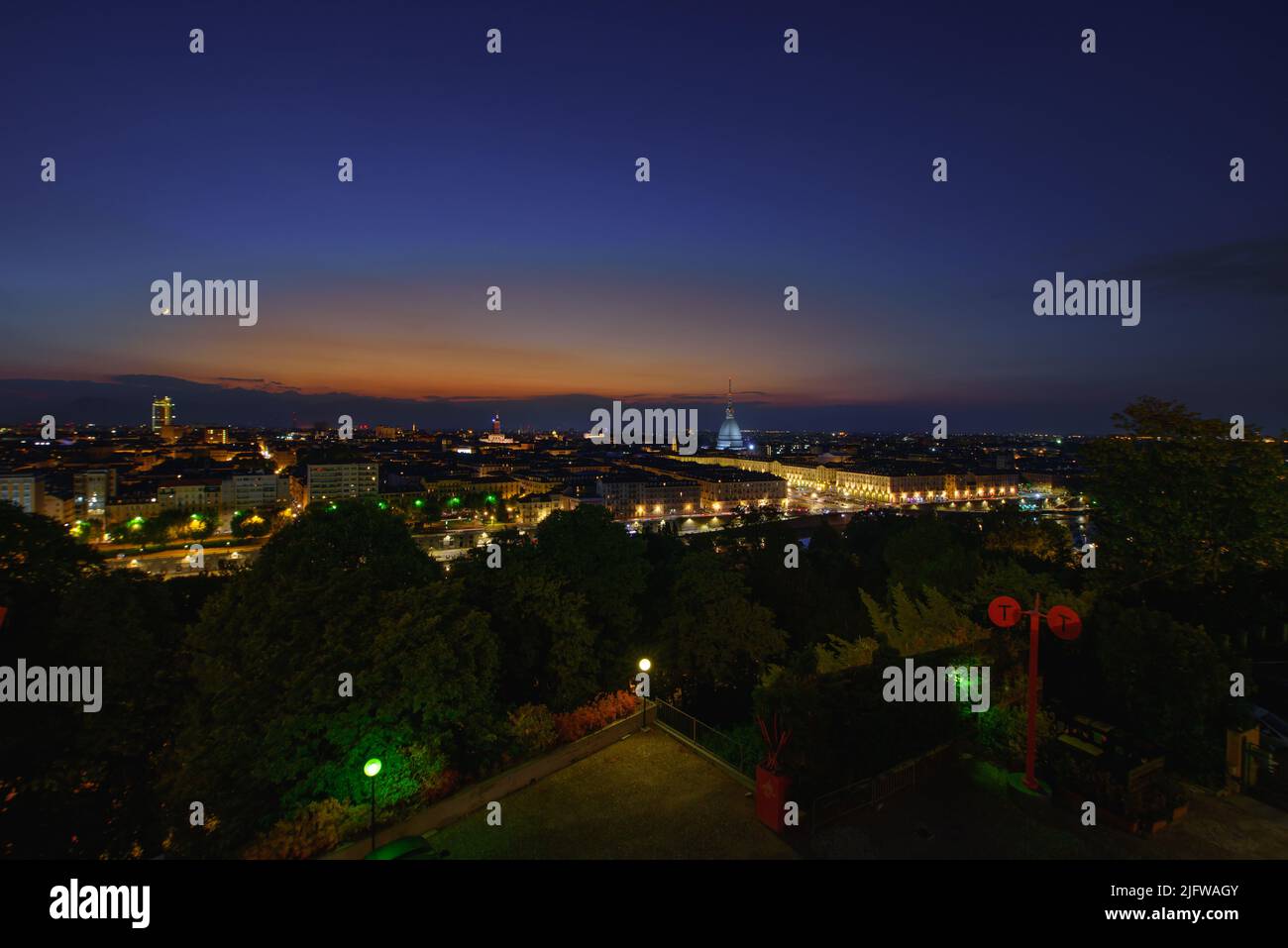 Turin, Italien. Panoramablick auf die Stadt beleuchtet am Abend nach Sonnenuntergang. Skyline mit dem Maulwurf am Abend. 1. Juli 2022. Stockfoto