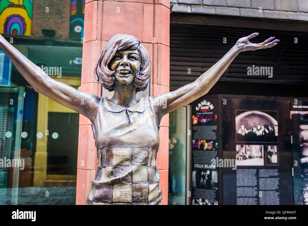 Statue der Cilla Black vor dem Eingang des ursprünglichen Cavern Club. Priscilla Maria Veronica White, besser bekannt als Cilla Black, war eine englische Sängerin, t Stockfoto