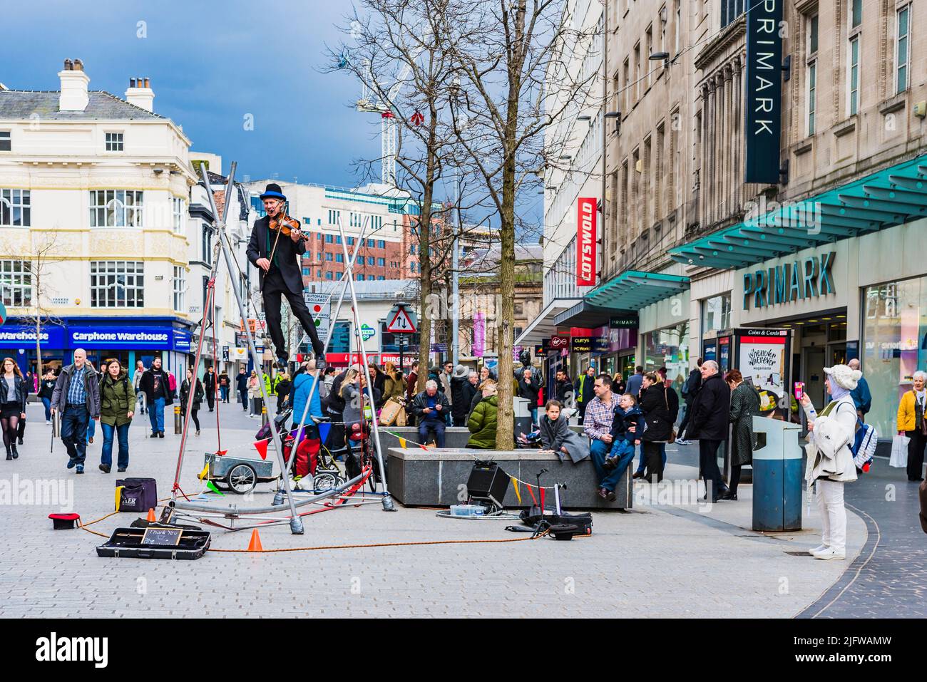Straßenmusiker bei der Aufführung. Church St. Liverpool, Merseyside, Lancashire, England, Vereinigtes Königreich Stockfoto