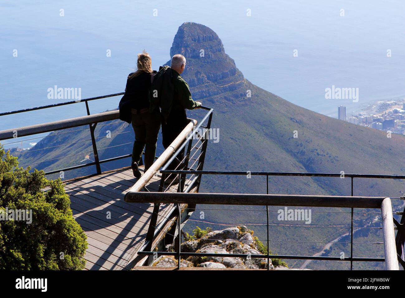 Dies ist eine der freitragenden Aussichtsplatten auf dem Gipfel des Tafelbergs in Kapstadt. Stockfoto