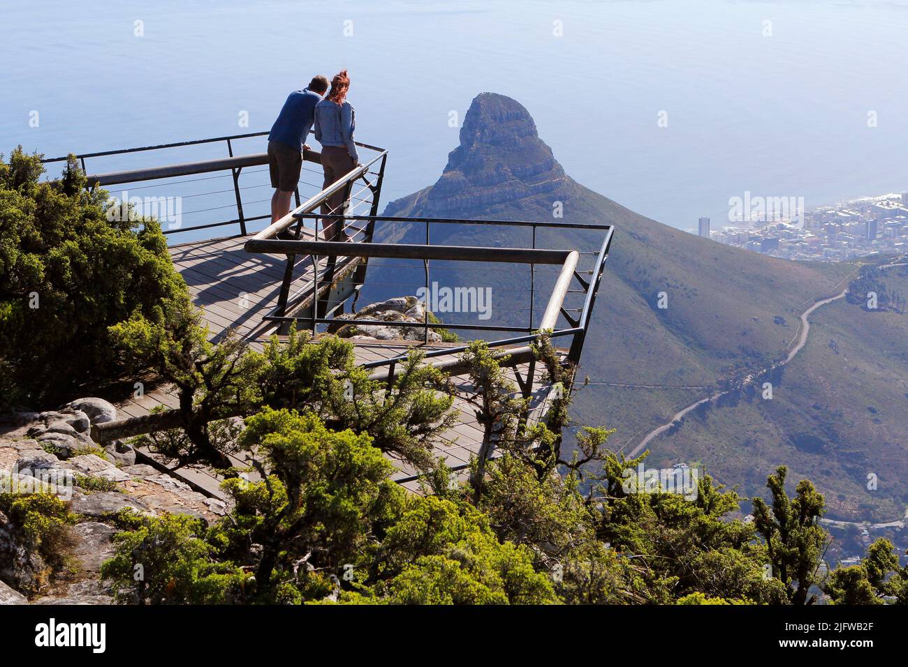 Dies ist eine der freitragenden Aussichtsplatten auf dem Gipfel des Tafelbergs in Kapstadt. Stockfoto