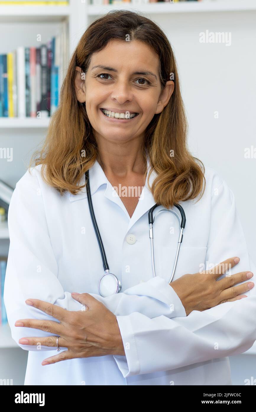 Lachende reife Frauenärztin in der Arztpraxis des Krankenhauses Stockfoto