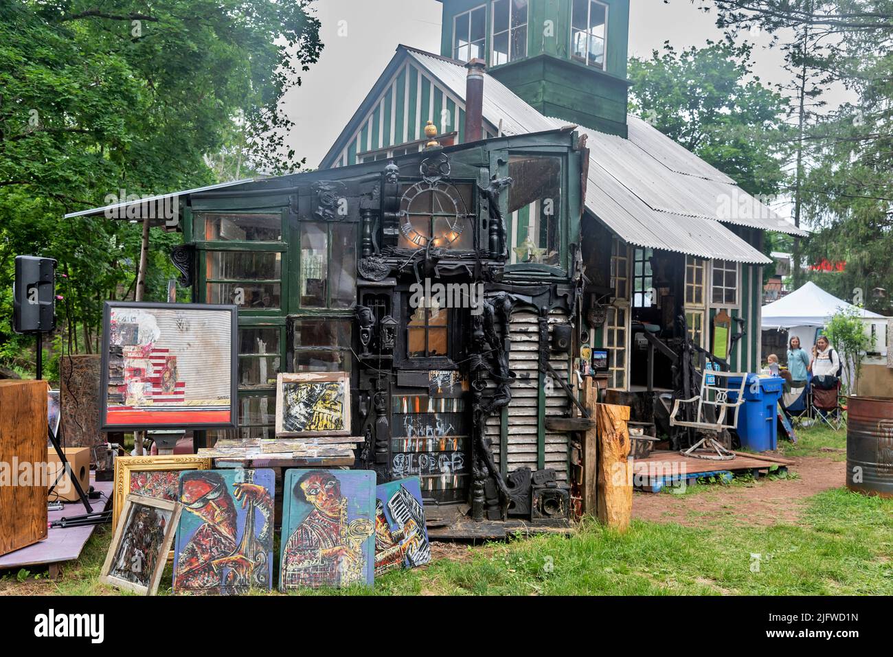 Kreative Menschen bieten ihre Kunstwerke der Aufmerksamkeit der Besucher an. Kunstfestival, Frenchtown, New Jersey, USA Stockfoto