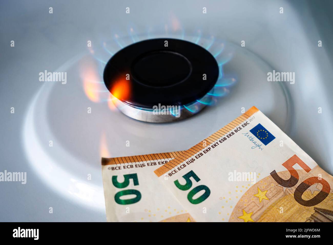 europa Euro brennt im Feuer. Konzept der Anstieg des Gaspreises in Euro. Eine Rechnung brennt in einem Feuer auf einem Gasherd. Teure Gasversorgung Stockfoto