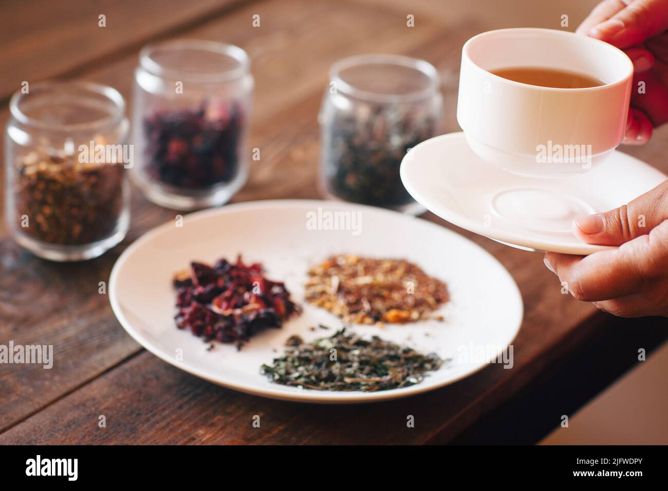 Getrockneter Kräutertee, Gourmet-Auswahl an Heißgetränken, Verkostung Stockfoto