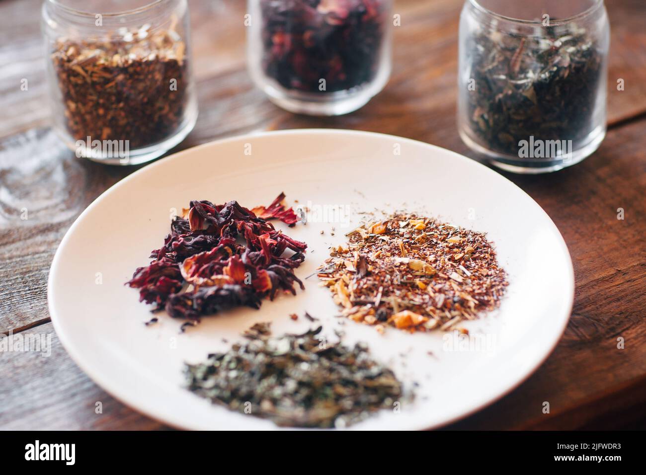 Getrockneter Kräutertee, Gourmet-Auswahl an Heißgetränken, Verkostung Stockfoto