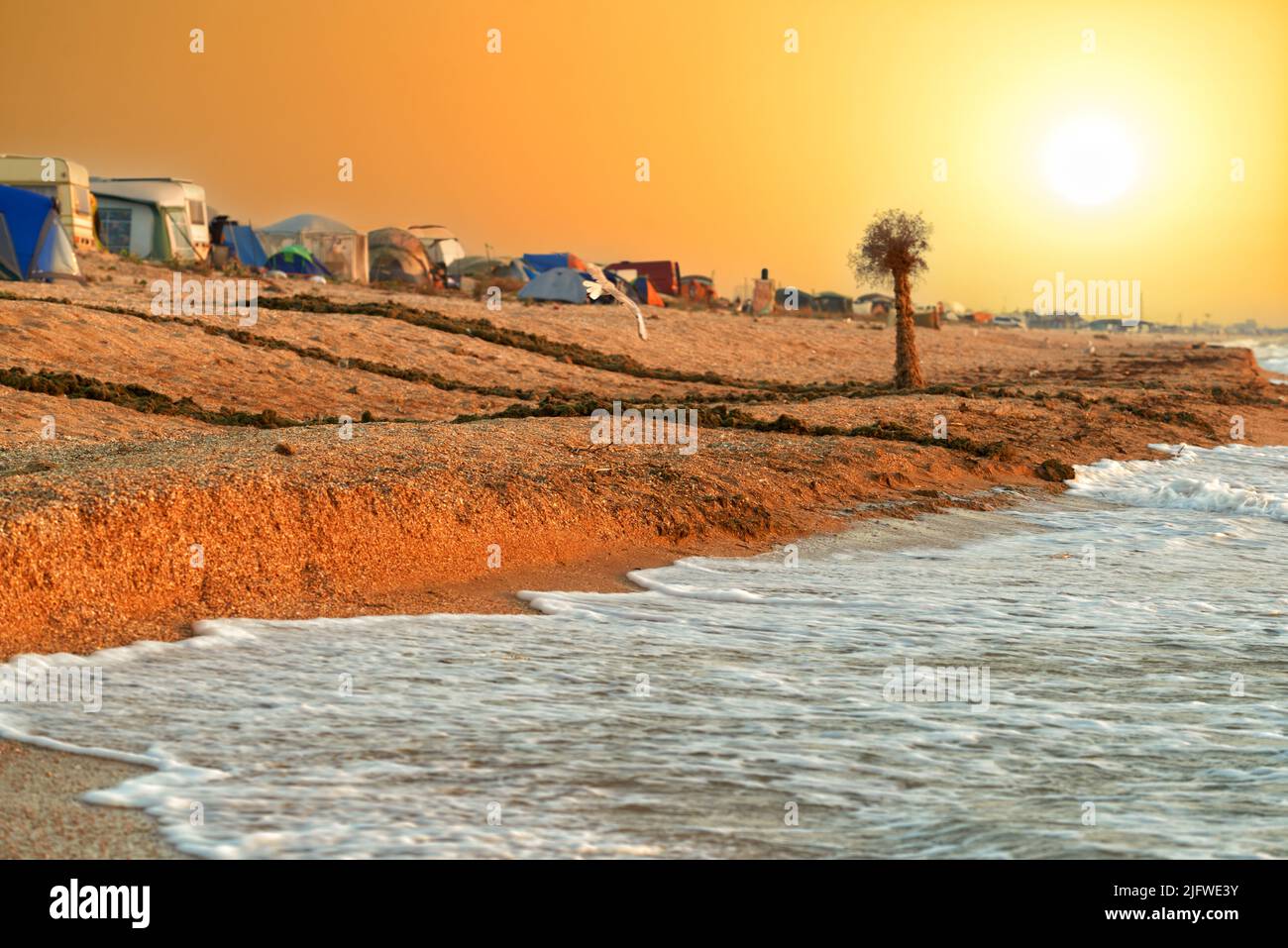 Die Stadt der Reisemobile und Wohnwagen an der Küste des Asowschen Meeres bei Sonnenaufgang. Arahat Spit, Ukraine Stockfoto
